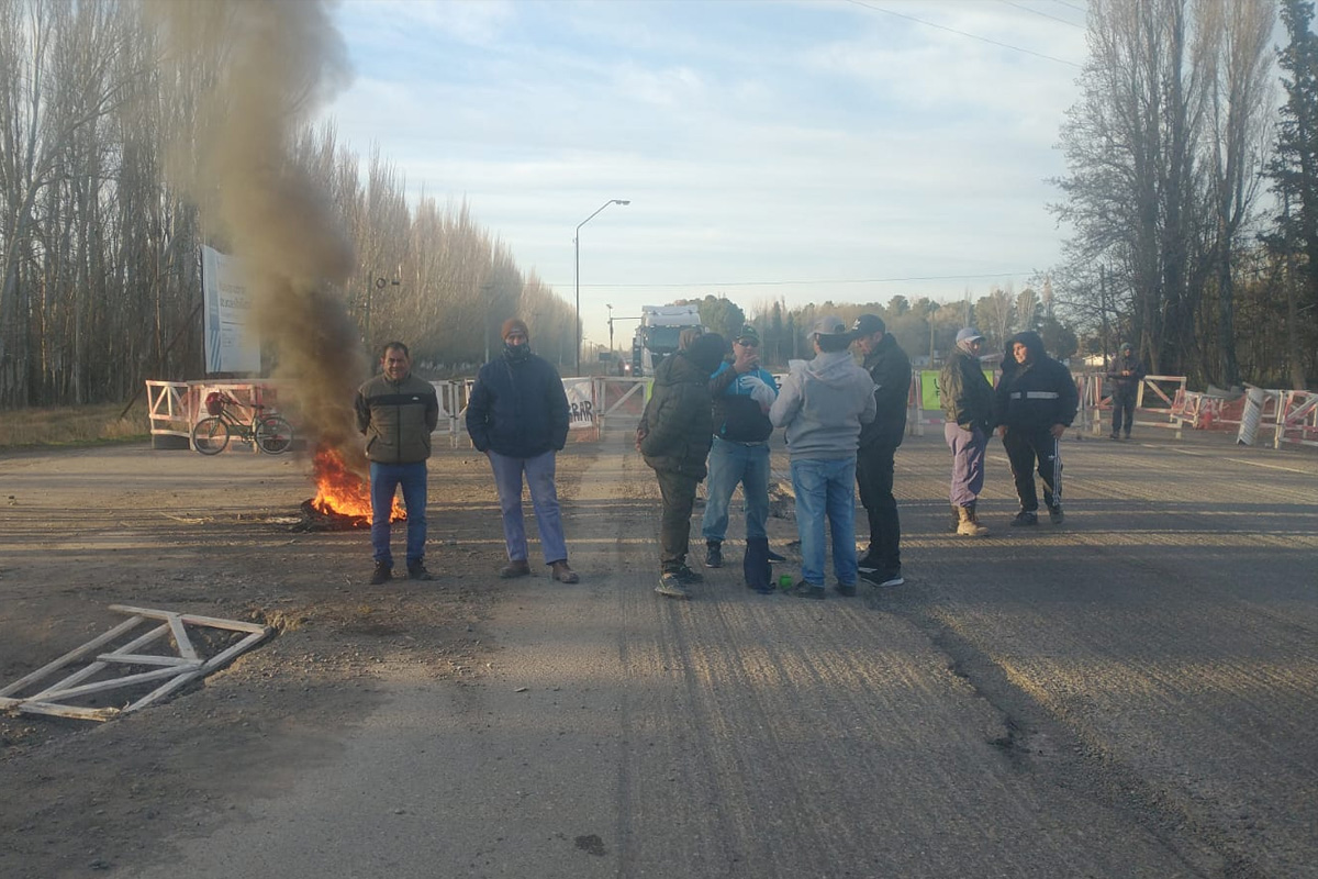 Uocra corta la Ruta 151 a la altura de Agronomía