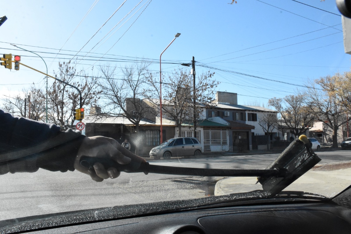 La Municipalidad controla y multa el lavado de vehículos en la vía pública