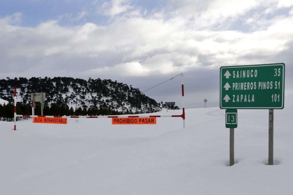 Rescatan a familia atrapada por nieve