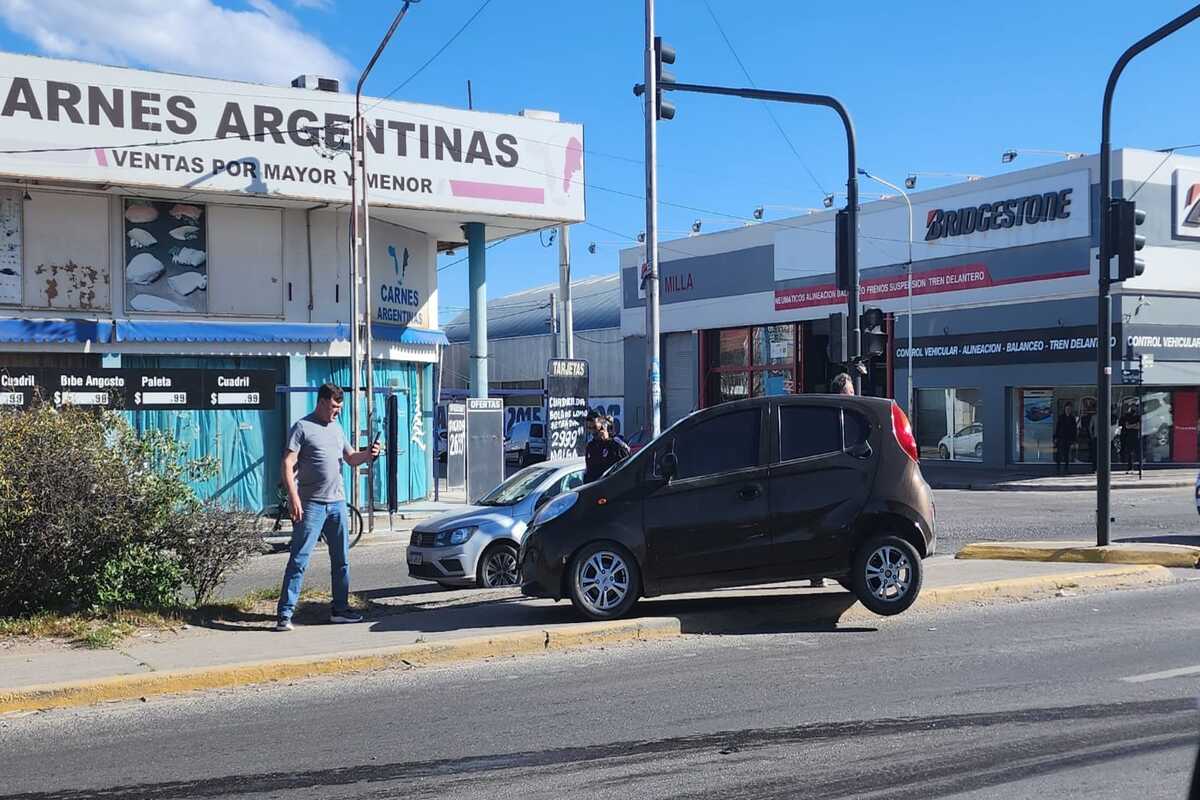 Choque entre dos autos en Avenida Mosconi