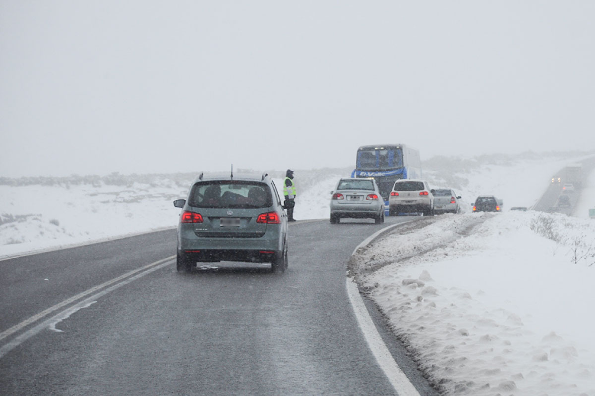 Alerta naranja por nieve en Neuquén: complicaciones en rutas y pasos fronterizos