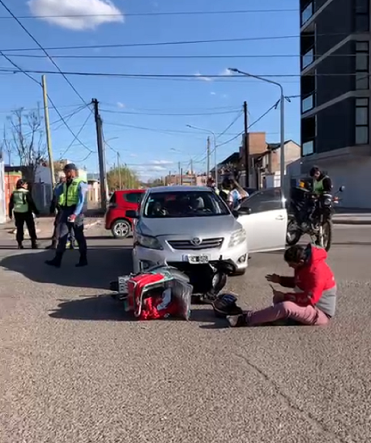 Choque entre un auto y una moto en Neuquén