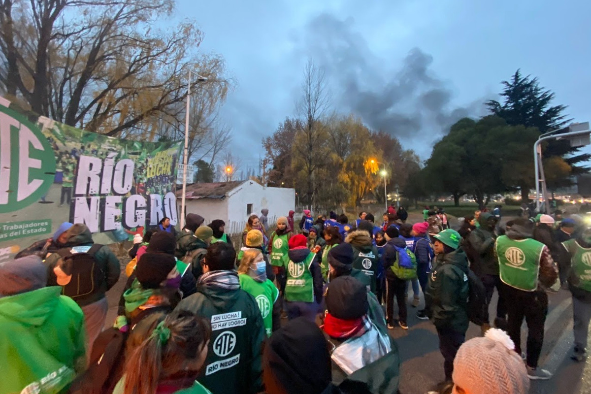 ATE Río Negro inició la medida en el puente con un corte parcial