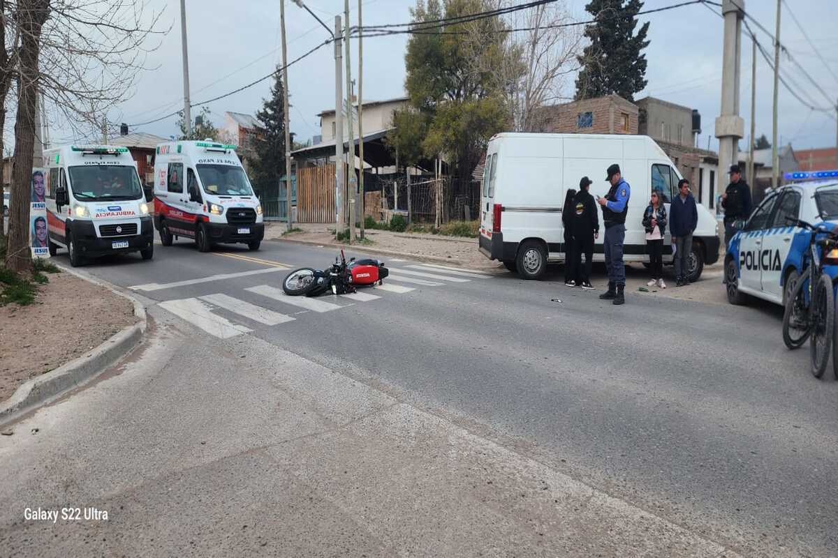 Choque entre un auto y una moto en Neuquén