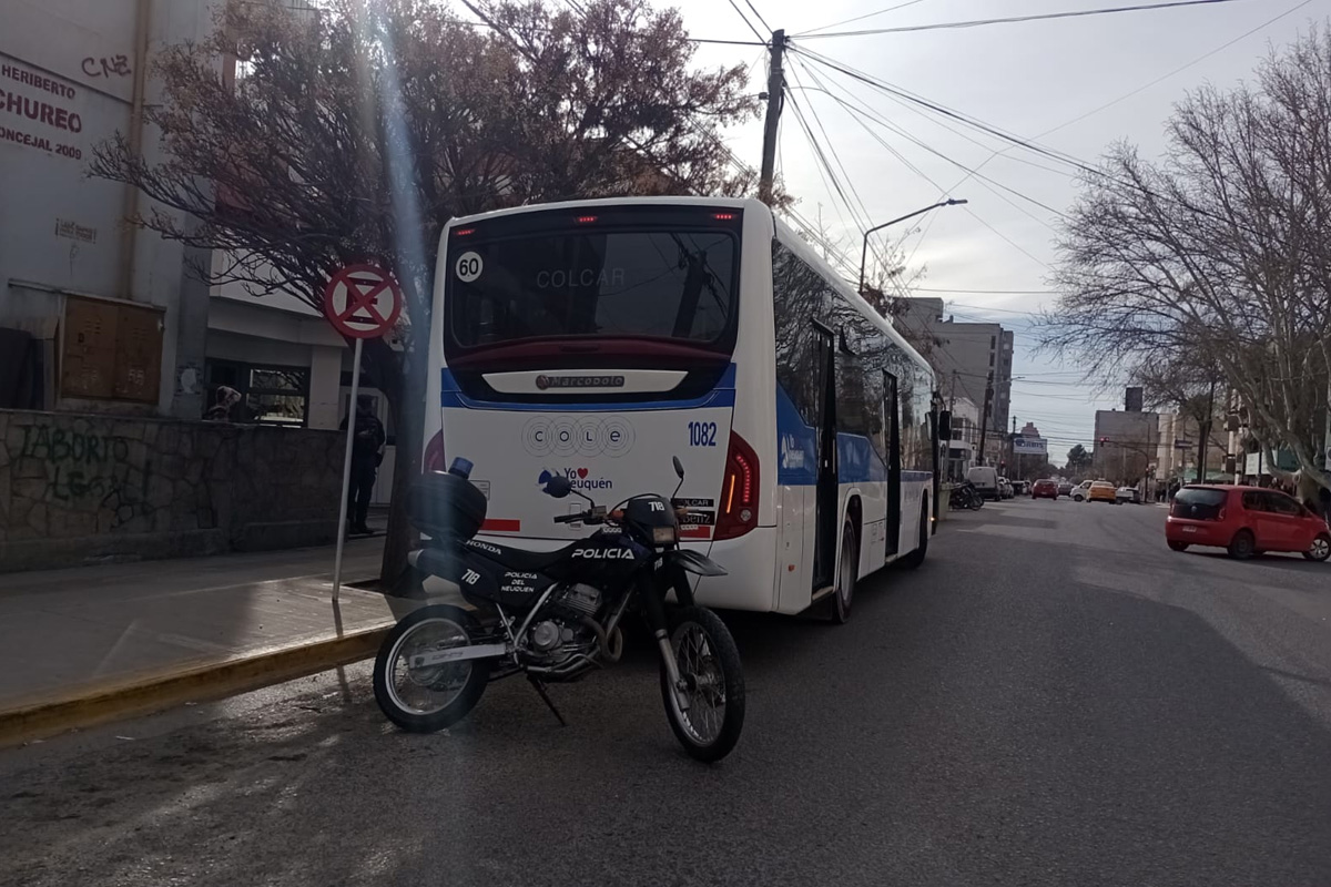 El COLE frenó de golpe y tres personas debieron ser hospitalizadas