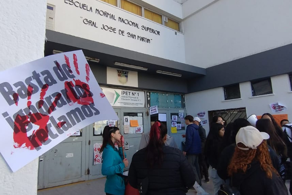 Los alumnos del San Martín se manifiestan contra la violencia