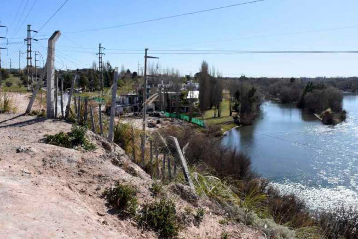 El Municipio intimó al barrio Bocahue a despejar la costa