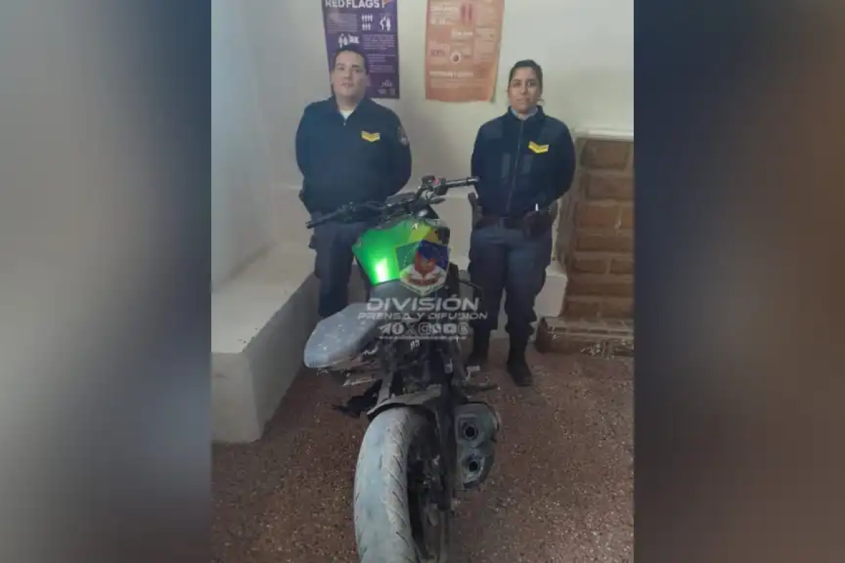 Sin patente ni casco manejaba en una moto robada por Centenario