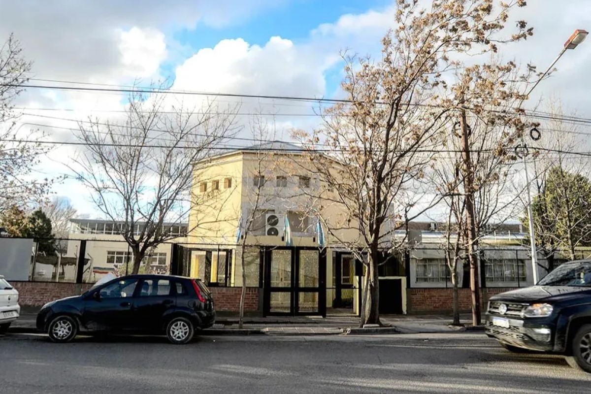 Familia vive en una plaza de Neuquén y pide ayuda a Desarrollo Social