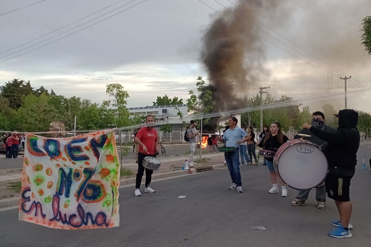 Continúan los reclamos del CPEM 76 por mayor seguridad