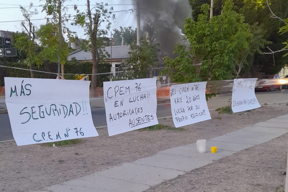 Estudiantes del CPEM 76 piden por más seguridad y un edificio propio