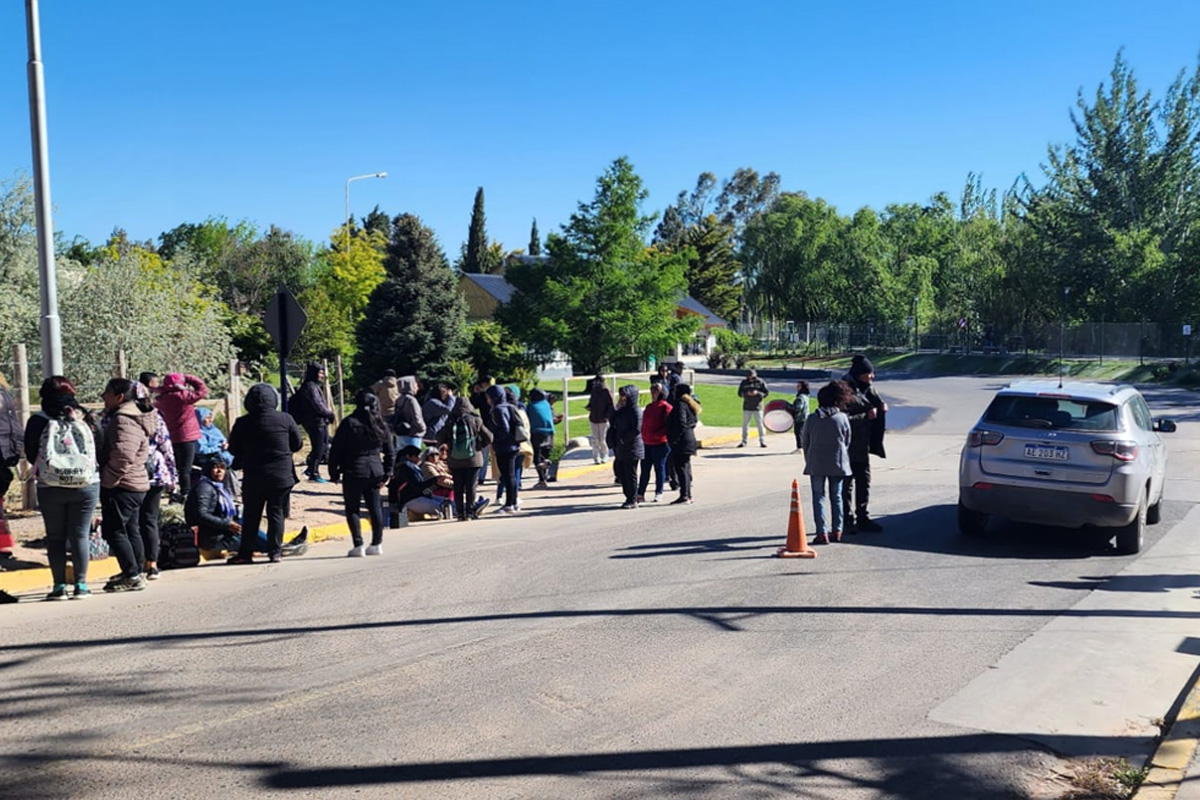 Autoconvocados de Desarrollo Social protestan en la entrada de Rincón Club de Campo