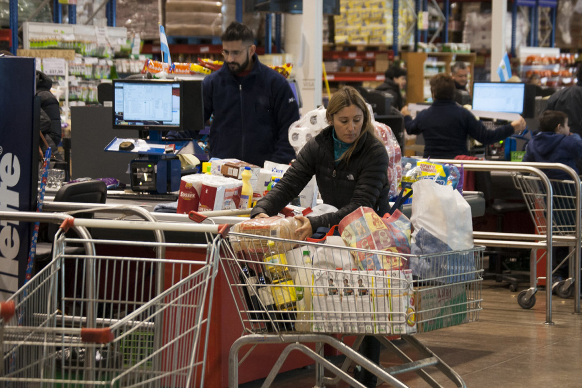 Turistas chilenos coparon los supermercados argentinos durante el finde largo