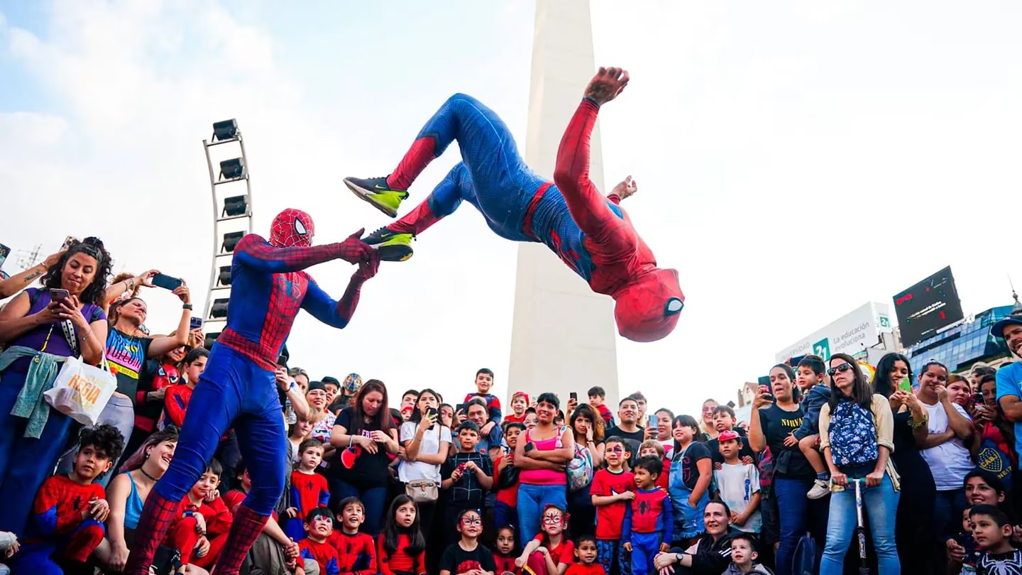 Otro triunfo argentino: récord mundial de “Spidermans” en el Obelisco