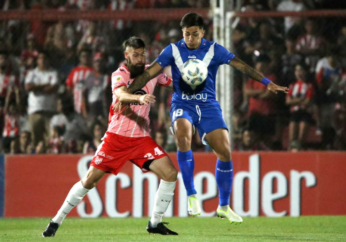 Vélez venció a Instituto en Alta Córdoba y se aleja del descenso directo