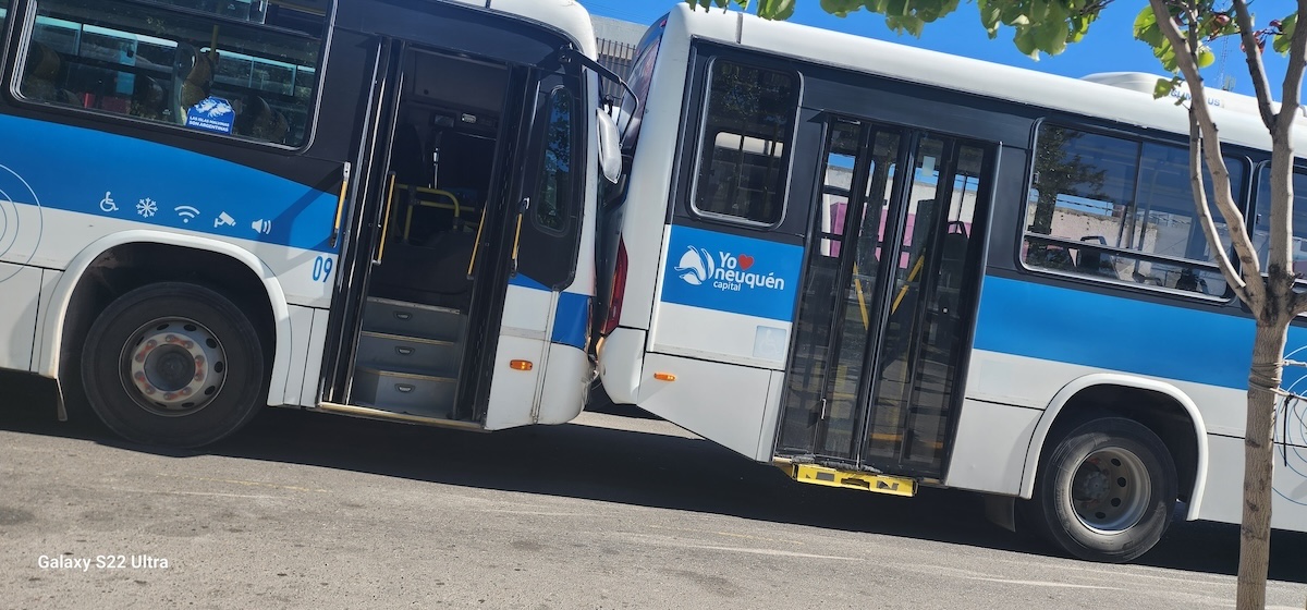 Una mujer resultó herida por un choque de colectivos