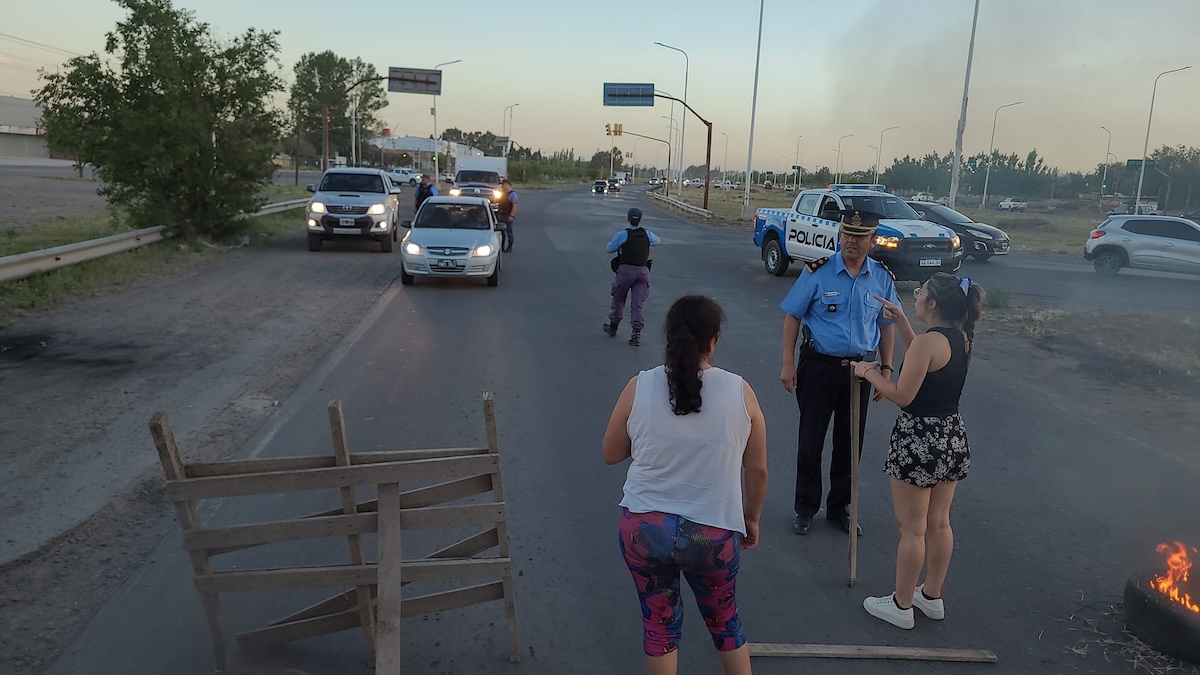 Vecinos cortan la Ruta 7: reclaman por la falta de agua