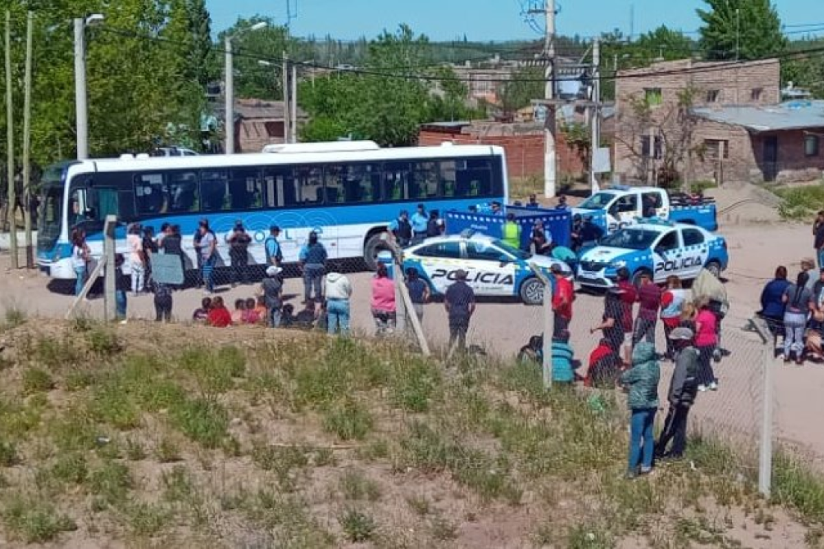 Motociclista muere tras chocar contra un COLE en Neuquén