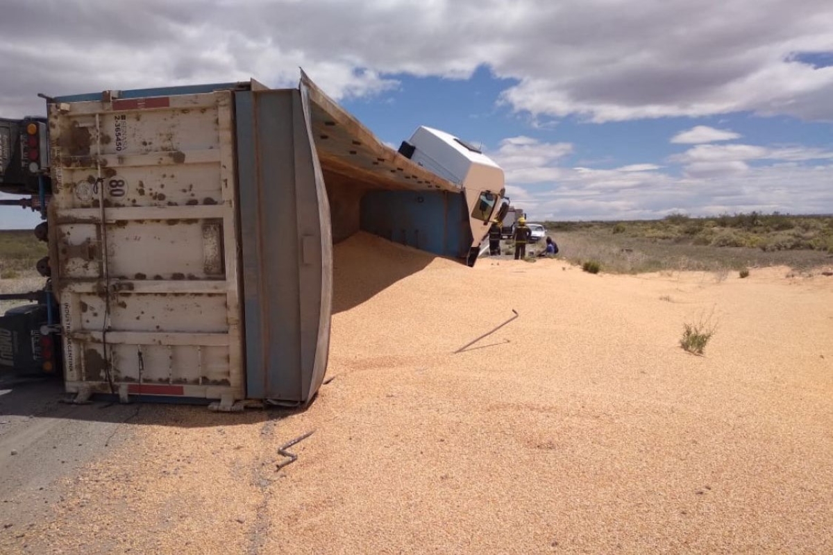 Un camión cargado de maíz volcó en la Ruta N° 22