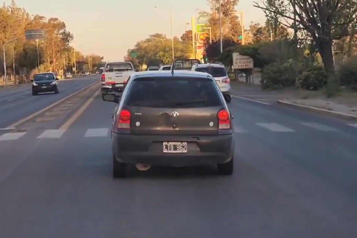 Zigzagueaba por la ex Ruta 22 con una rueda robada