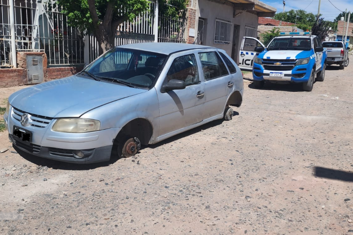 Robaron un auto y apareció en el mismo barrio, sin cubiertas