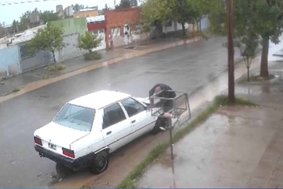 Robó la batería de un auto a plena luz del día