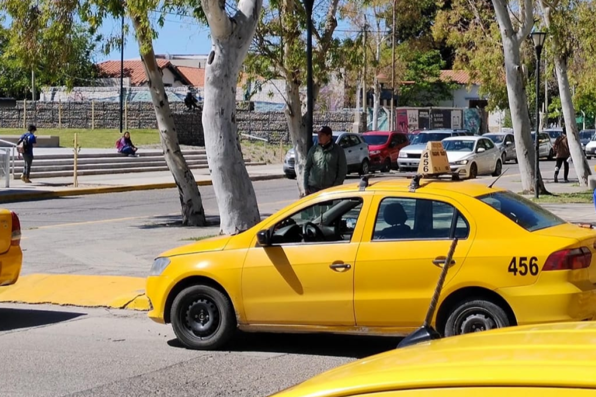 Detuvieron a un taxi que funcionaba como UBER en Neuquén