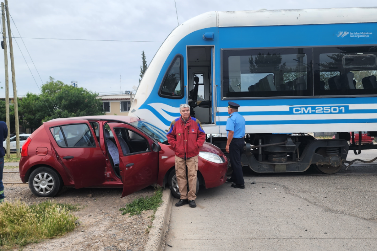 No respetó el paso del tren, sobrepasó vehículos y lo chocaron