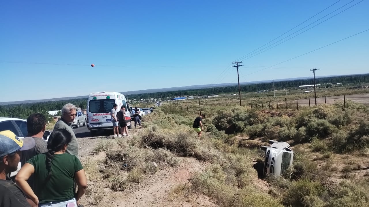 Un auto volcó en la Bajada del Maida: el chofer tuvo que ser trasladado