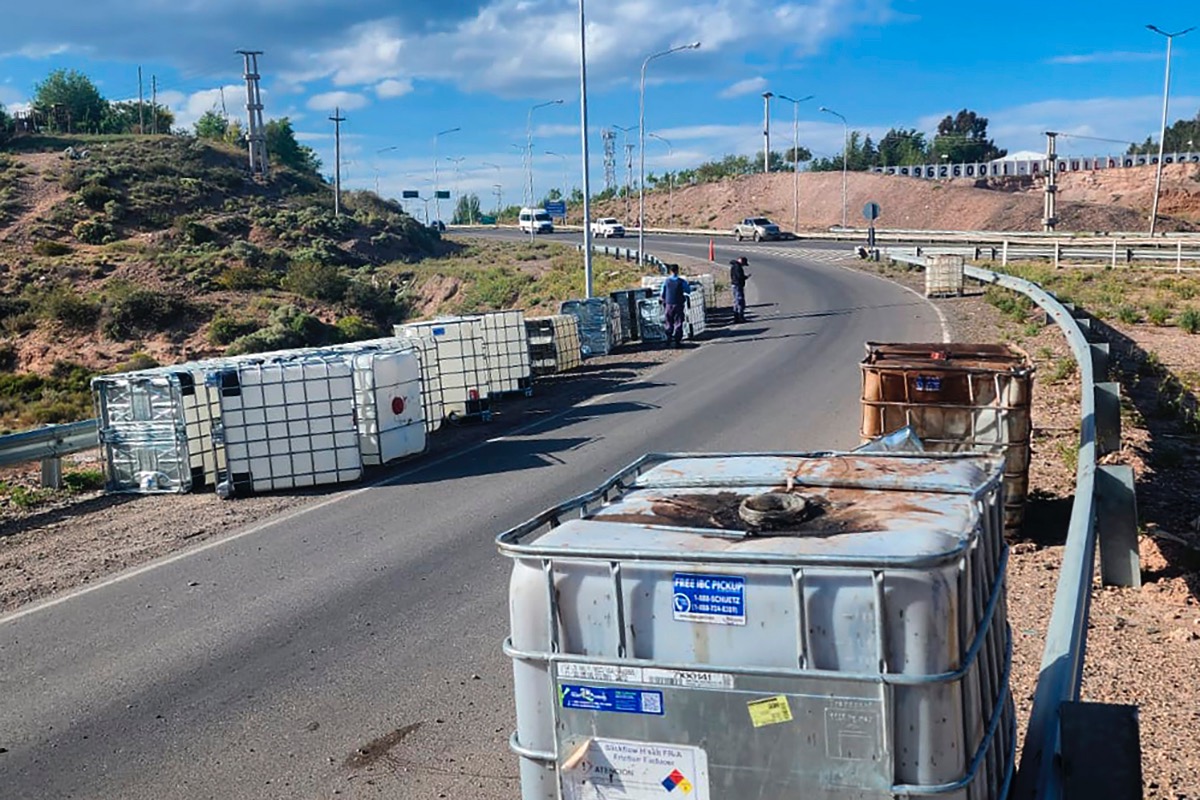 Accidente en Ruta 7: un camión volcó tanques con líquidos desconocidos