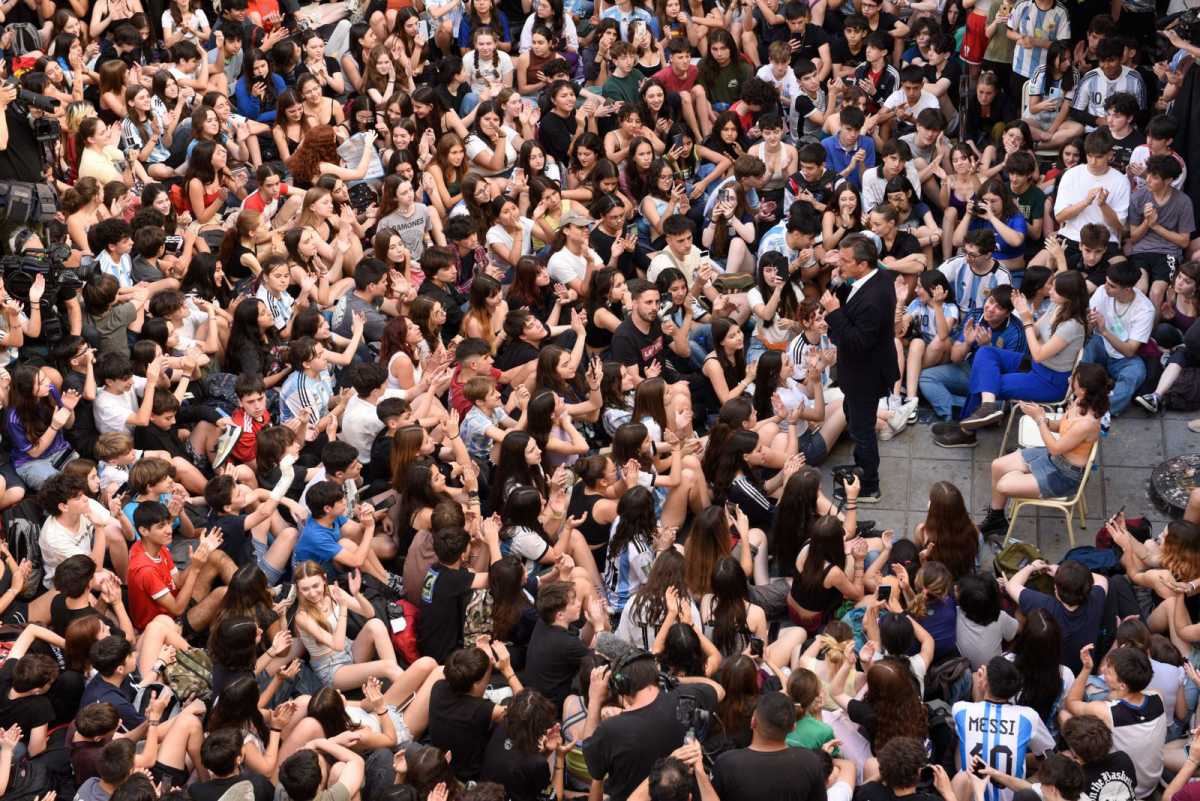 Massa visitó el colegio Carlos Pellegrini en el cierre de su campaña