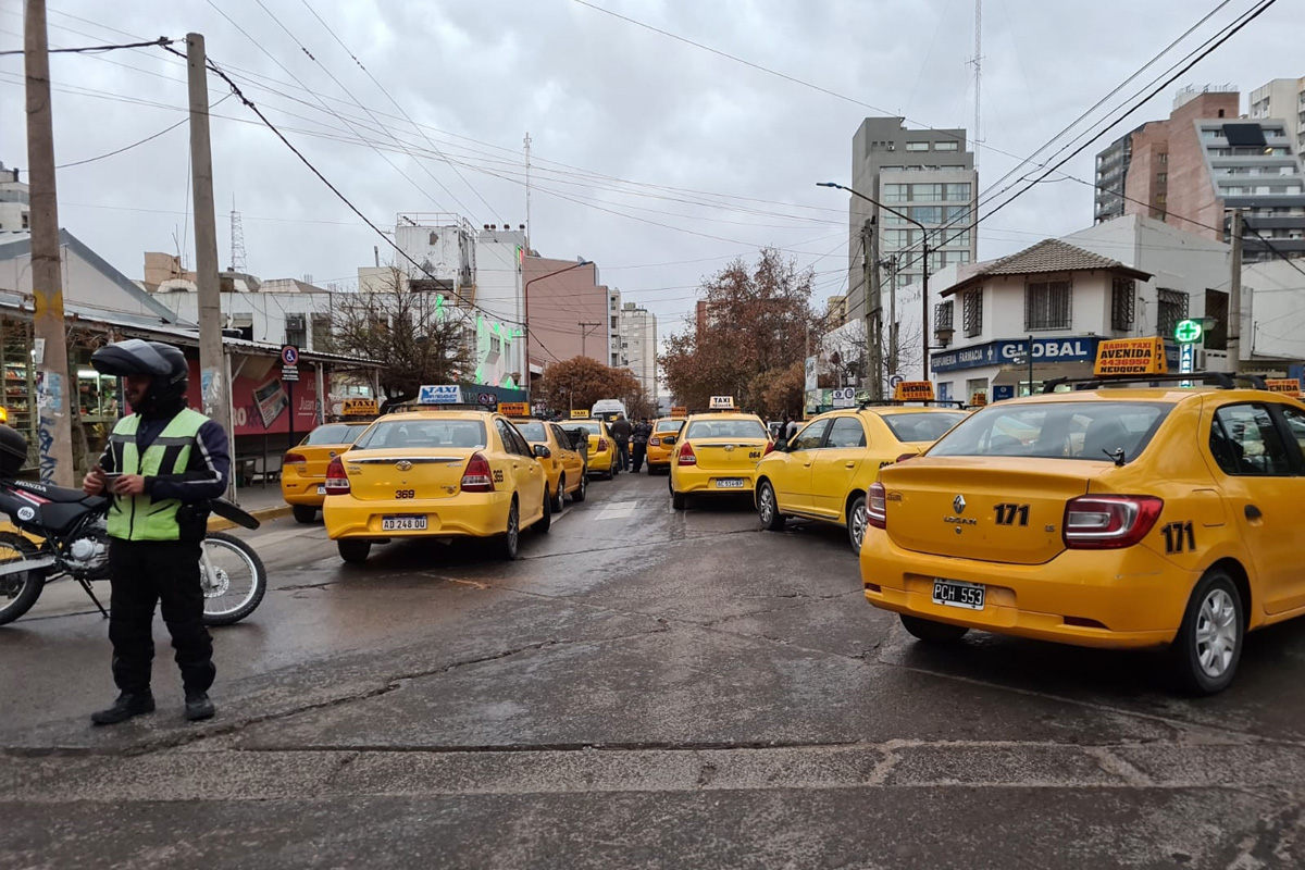 Taxistas neuquinos rechazan la llegada de Uber