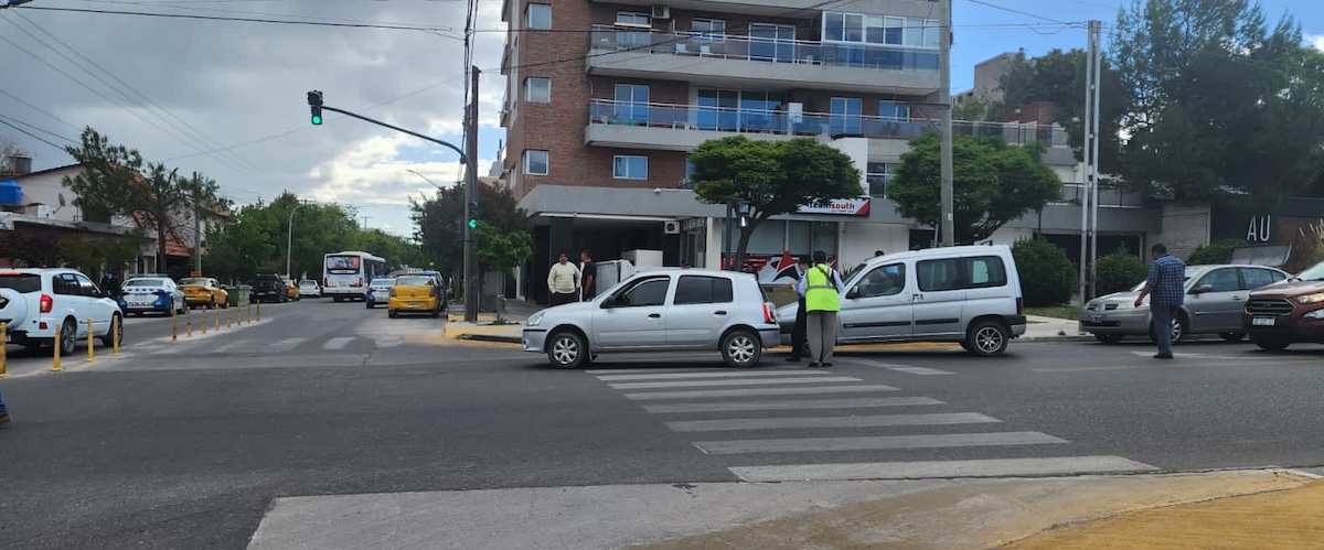 Tensión entre taxistas y otro chofer que manejaba un Uber