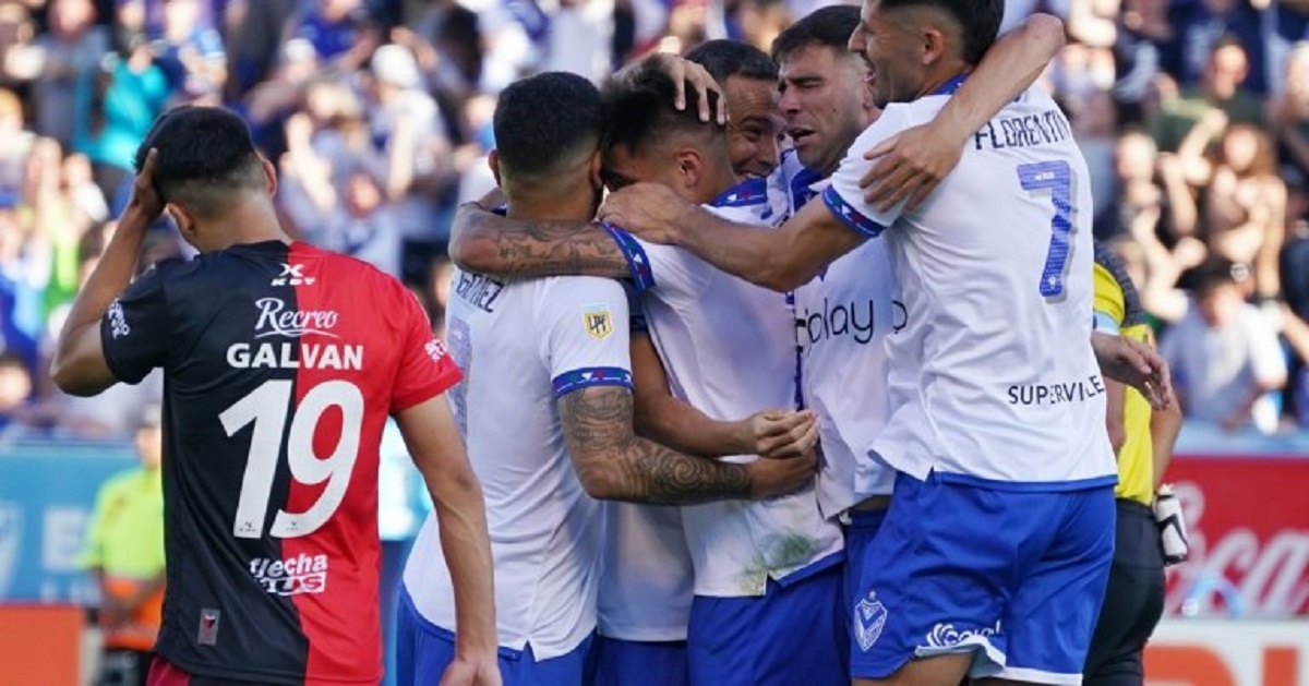 Vélez se salvó del descenso al superar a Colón