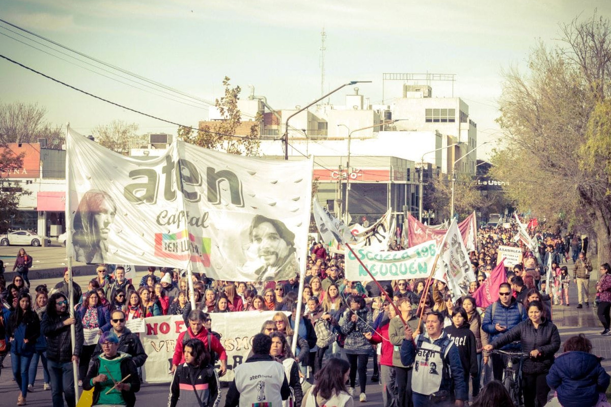 Docentes de Neuquén movilizan en el segundo día de paro con el apoyo de figuras nacionales