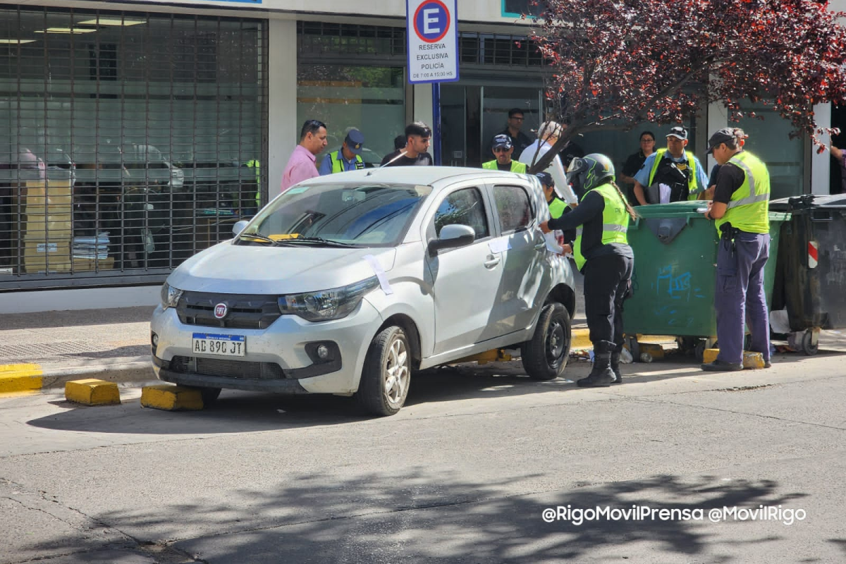 Automovilista casi se incrusta en una dependencia policial