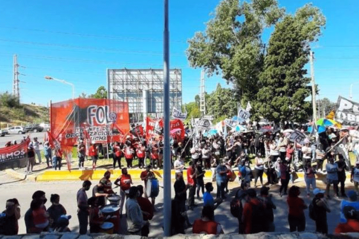 Comienza la marcha contra el DNU en Neuquén: dónde serán los cortes