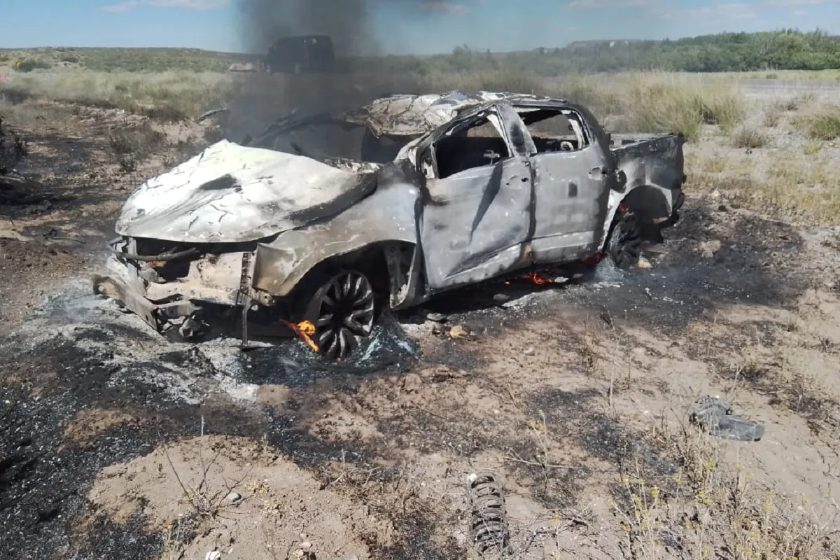 Choque y vuelco en Ruta 237 terminó con una camioneta prendida fuego