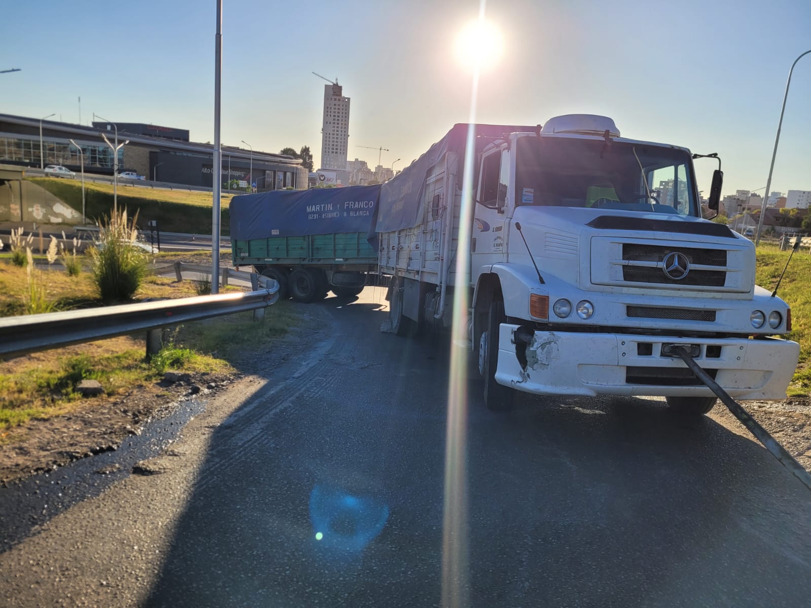 Un camión atascado en el nodo vial complicó la mañana de lunes