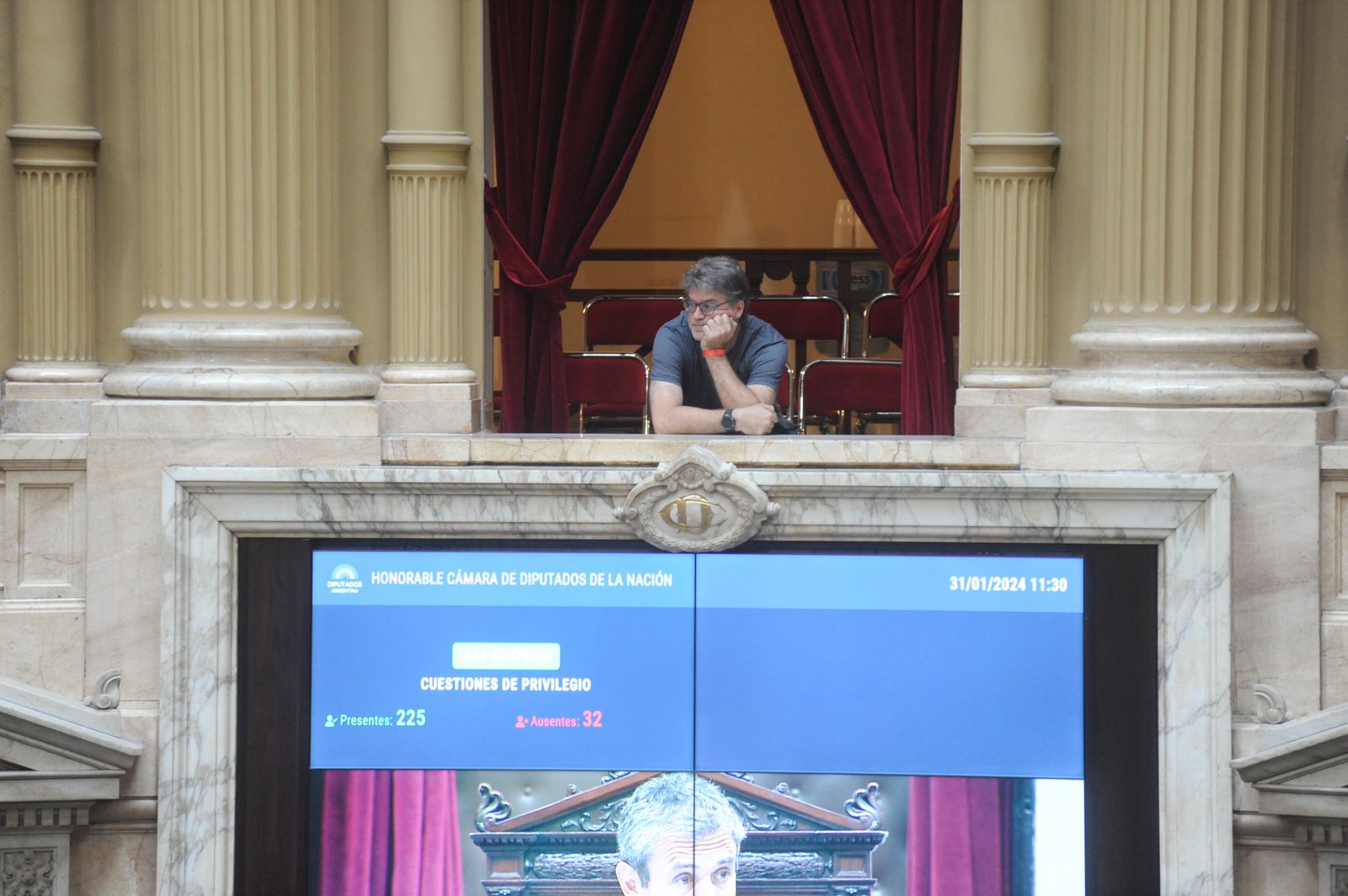 Un hombre insultó a Bregman en el congreso y lo echaron del lugar