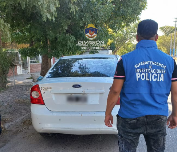 Secuestró a su pareja y a su hija con un arma y huyó en su vehículo con narcóticos