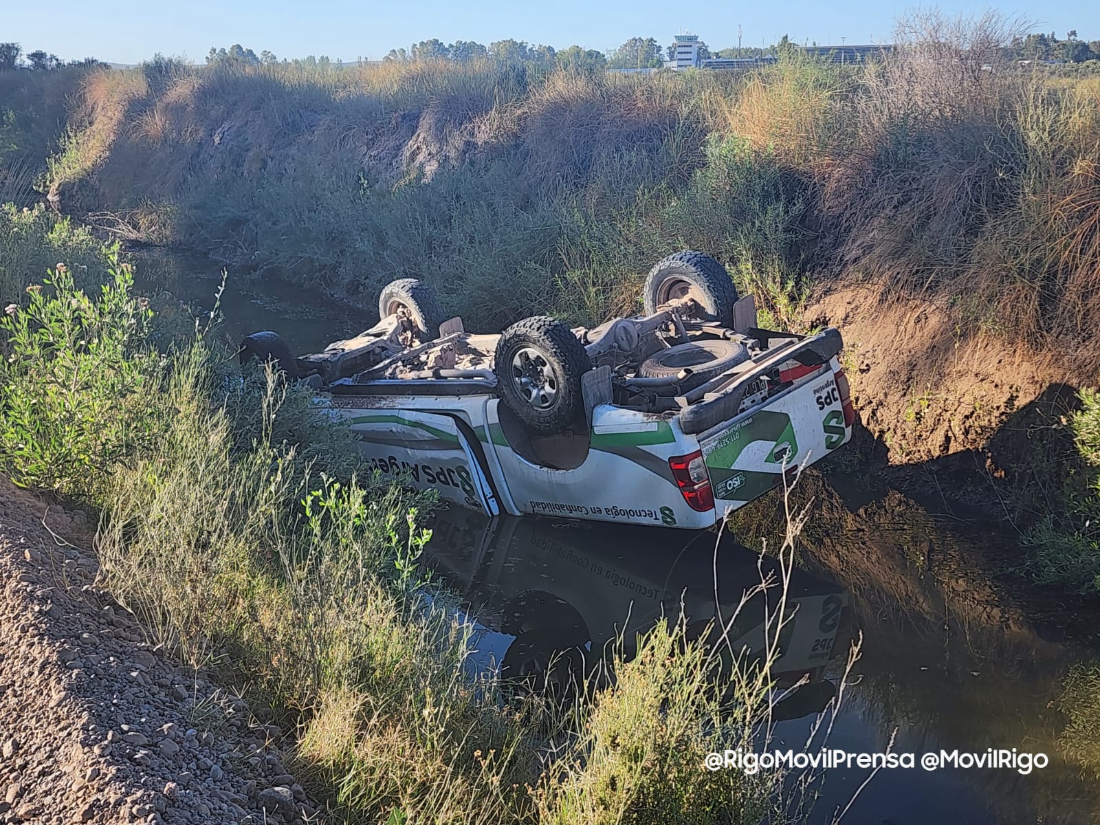 Cayó una camioneta a un canal del oeste neuquino