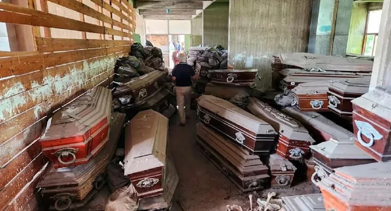 Macabro hallazgo en La Plata: encontraron 501 ataúdes y 200 bolsas con restos humanos en un cementerio