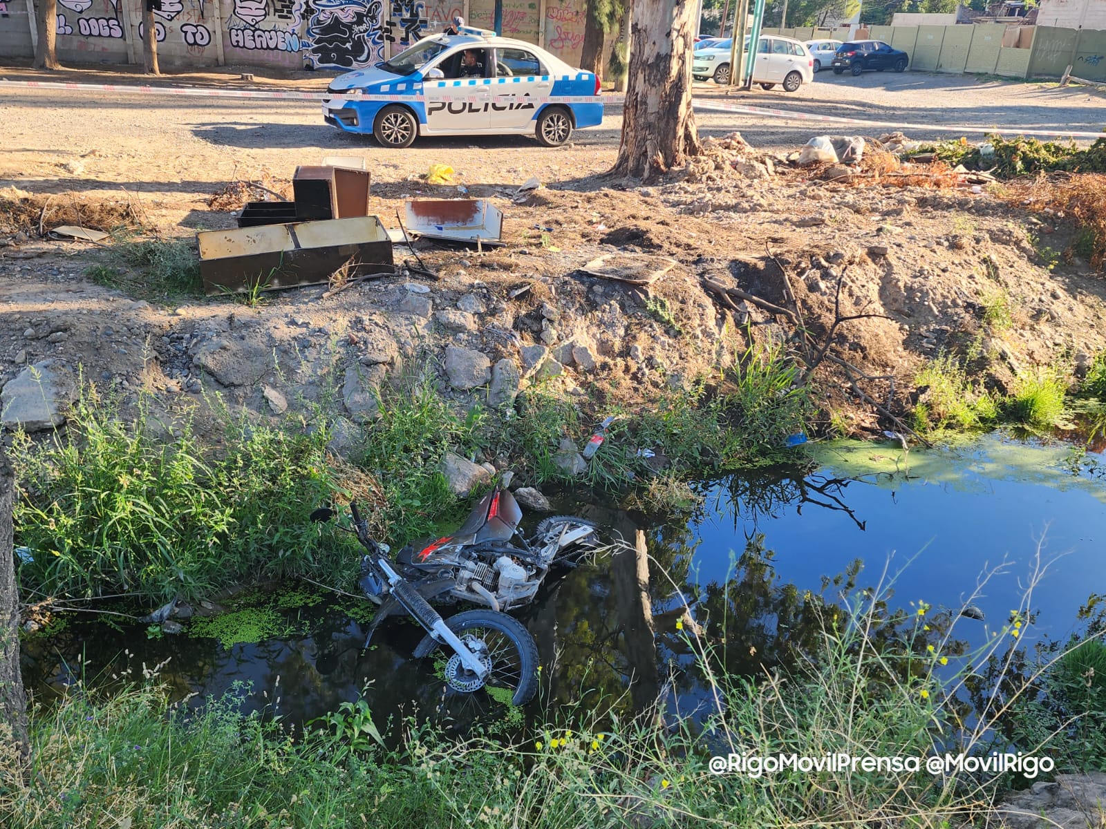 Misterio por una moto abandonada en una acequia