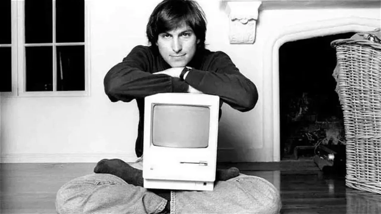 Una tarjeta de visita de Steve Jobs sale a subasta en busca de un nuevo récord