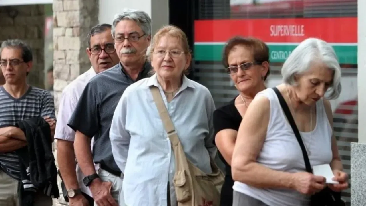 Jubilaciones y pensiones se pagarán en dos tramos en abril