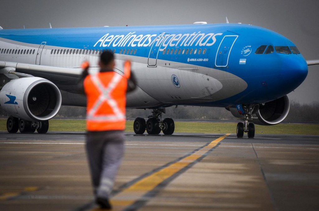 Los sindicatos de pilotos y aeronavegantes realizarán un paro en el inicio de Semana Santa