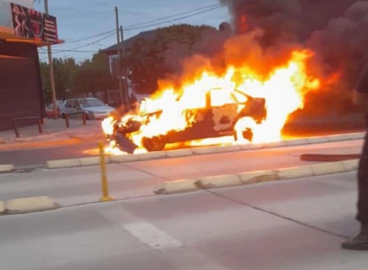 Video: el tremendo incendio de un auto en el Metrobús