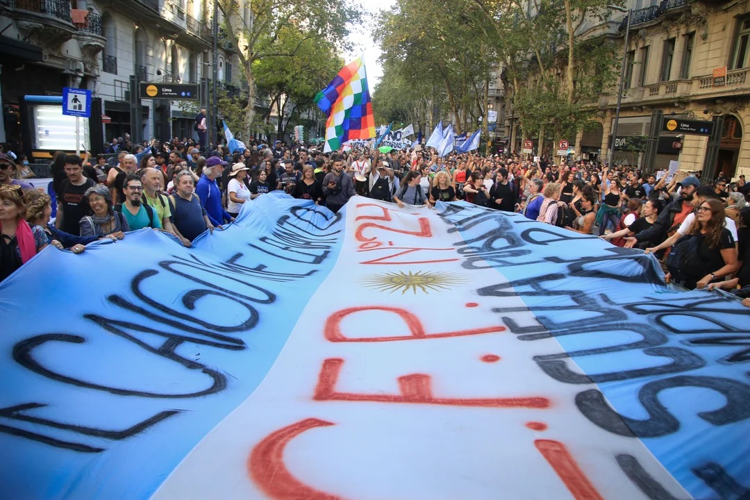 Una masiva marcha nacional buscó ponerle un límite al plan “motosierra” de Milei