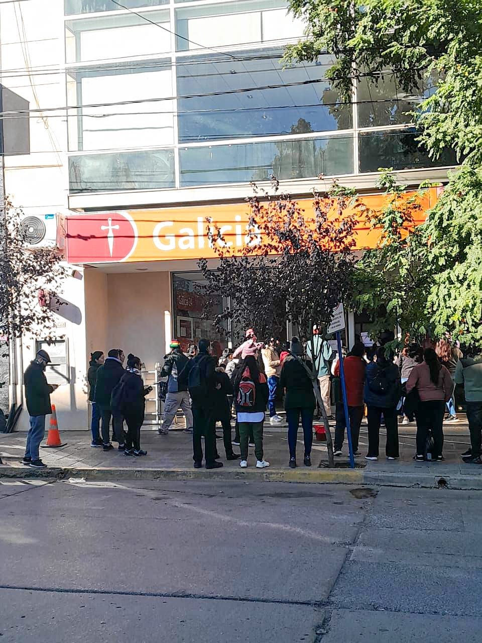 Estudiantes de la Escuela 207 protestaron en el Banco Galicia